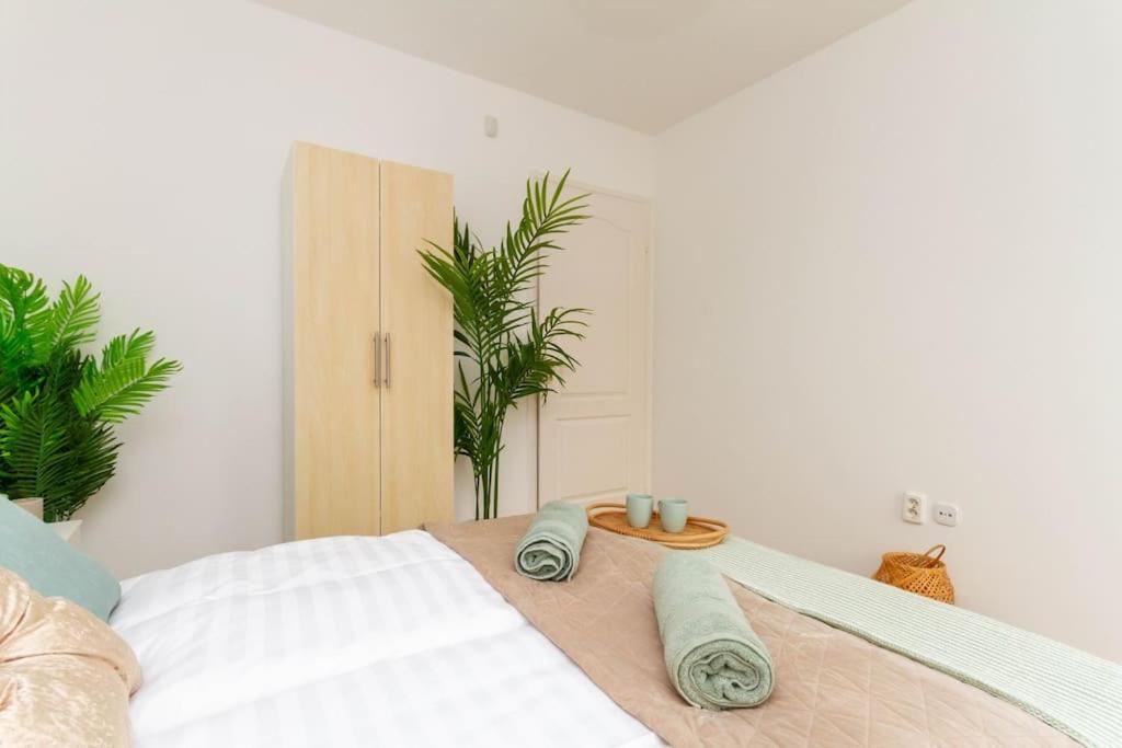 Apartamento Family Lux Lounge In Voeroesmarty Street By Nw Budapest Exterior foto